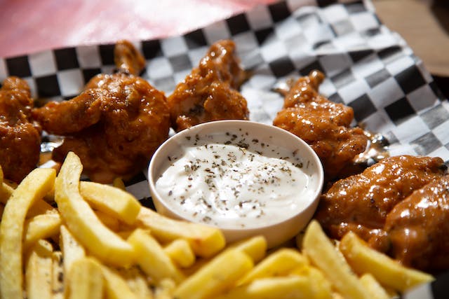 Spicy chicken wings served with blue cheese sauce & french fries